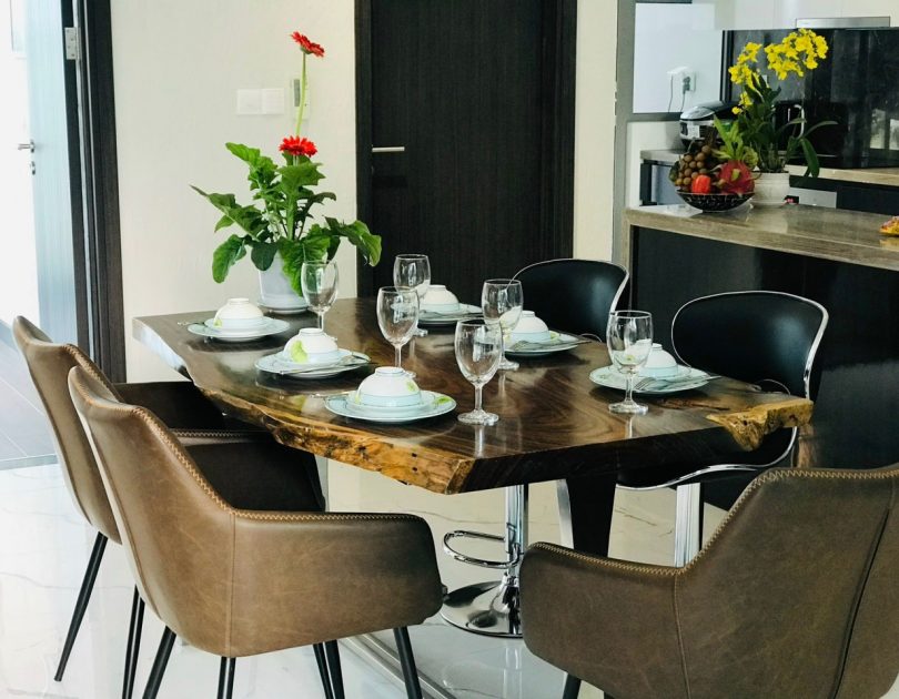 Elite dining table